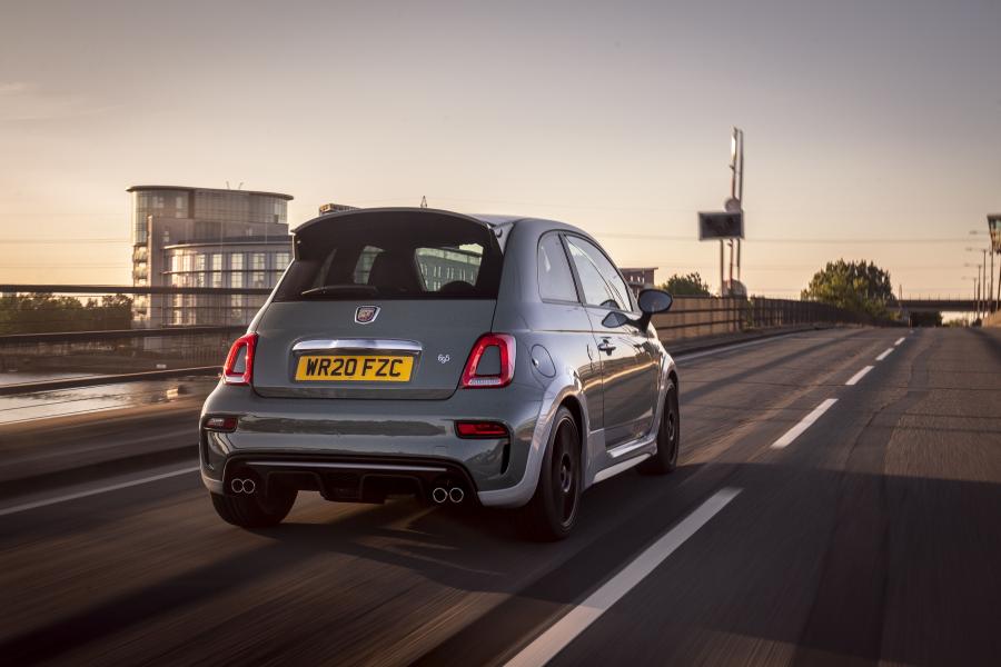  Abarth 695 70° Anniversario (312) 2019 года  (UK) (фото 19 из 26)
